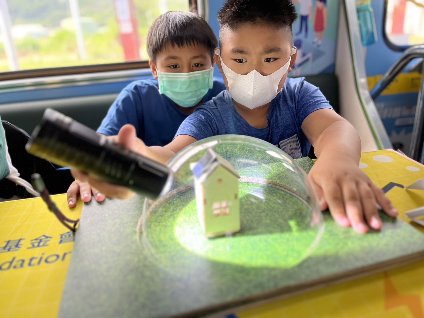 友達參與基礎科學主題車廂，以STEAM教學精神，設計「逐日科學家」、「太陽能工程師」以及「淨零建築師」三大能源科普課程和實驗
