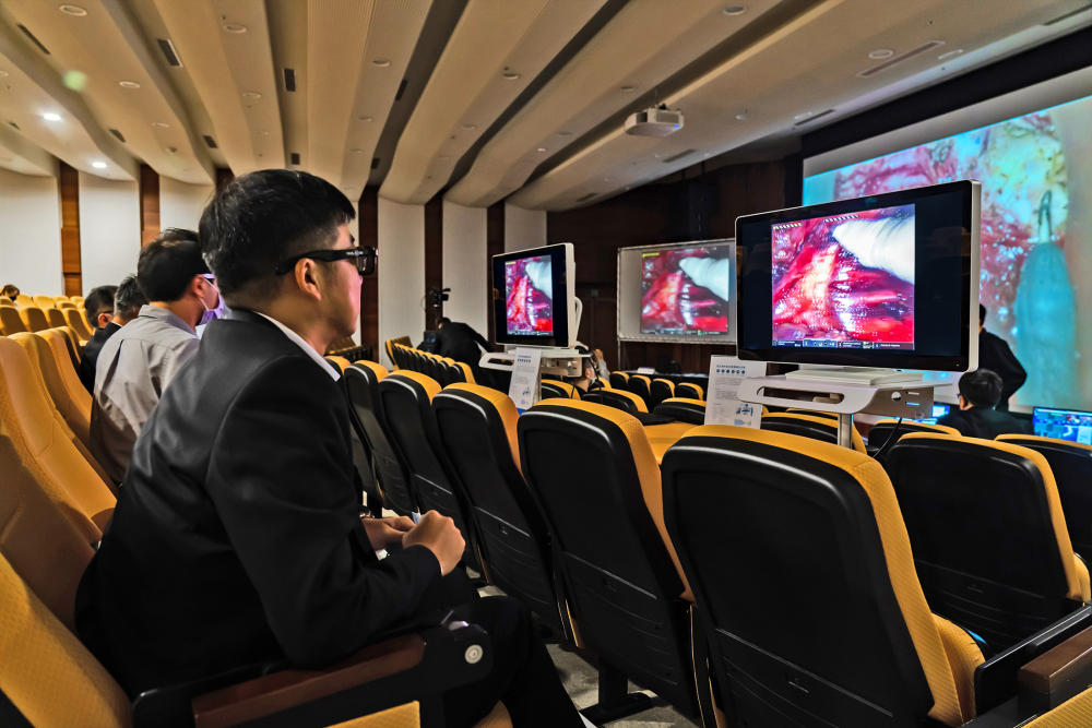 達擎之「達文西外接3D影像解決方案」，將達文西手術機器手臂的3D影像即時連線轉播，在會議室觀摩的醫師們只要戴上偏光眼鏡，就能與執刀醫師看到同步的3D立體影像，如臨操作台現場，縮短達文西手術的學習曲線