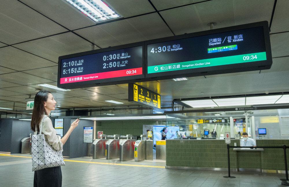 達擎TARTAN顯示器的特殊長條型比例非常適合空間與高度有限的大眾運輸場域應用，具備工業等級高品質、高亮度、高解析與高色彩飽和度等優勢，打造都會智能車站新風貌。