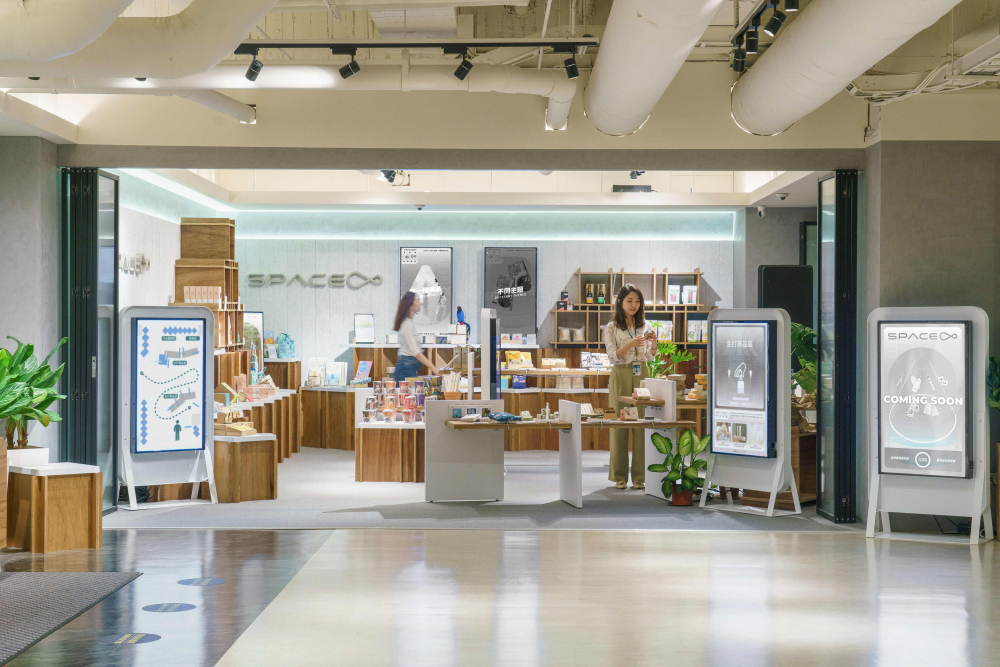 友達打造永續選物商店，展示社企及社創商品，結合創利空間所開發的智慧零售系統，整合多元產品資訊，讓無人商店扮演公益行動的推手