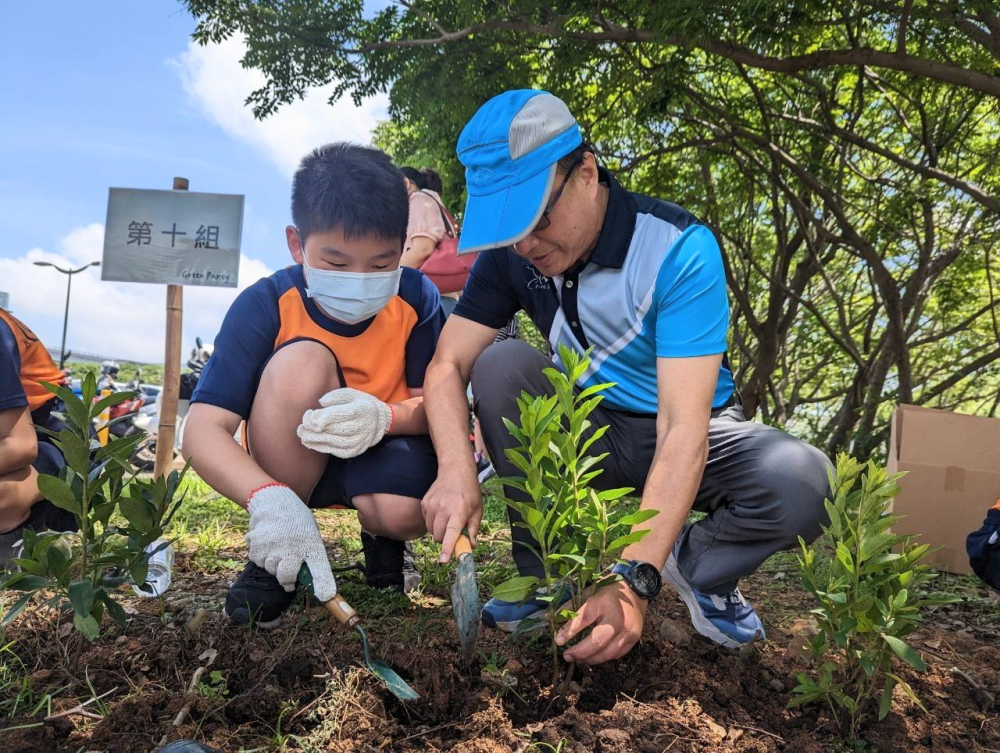 友達綠色志工及眷屬一起植下樹苗，親手打造綠帶景觀及動植物的友善棲息環境