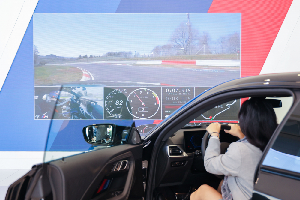 顧客按下虛擬Engine Start按鈕，啟動預選車款的引擎聲浪，螢幕同時呈現德國紐柏林賽道的試駕畫面，坐進車內一秒化身駕駛員馳騁奔騰