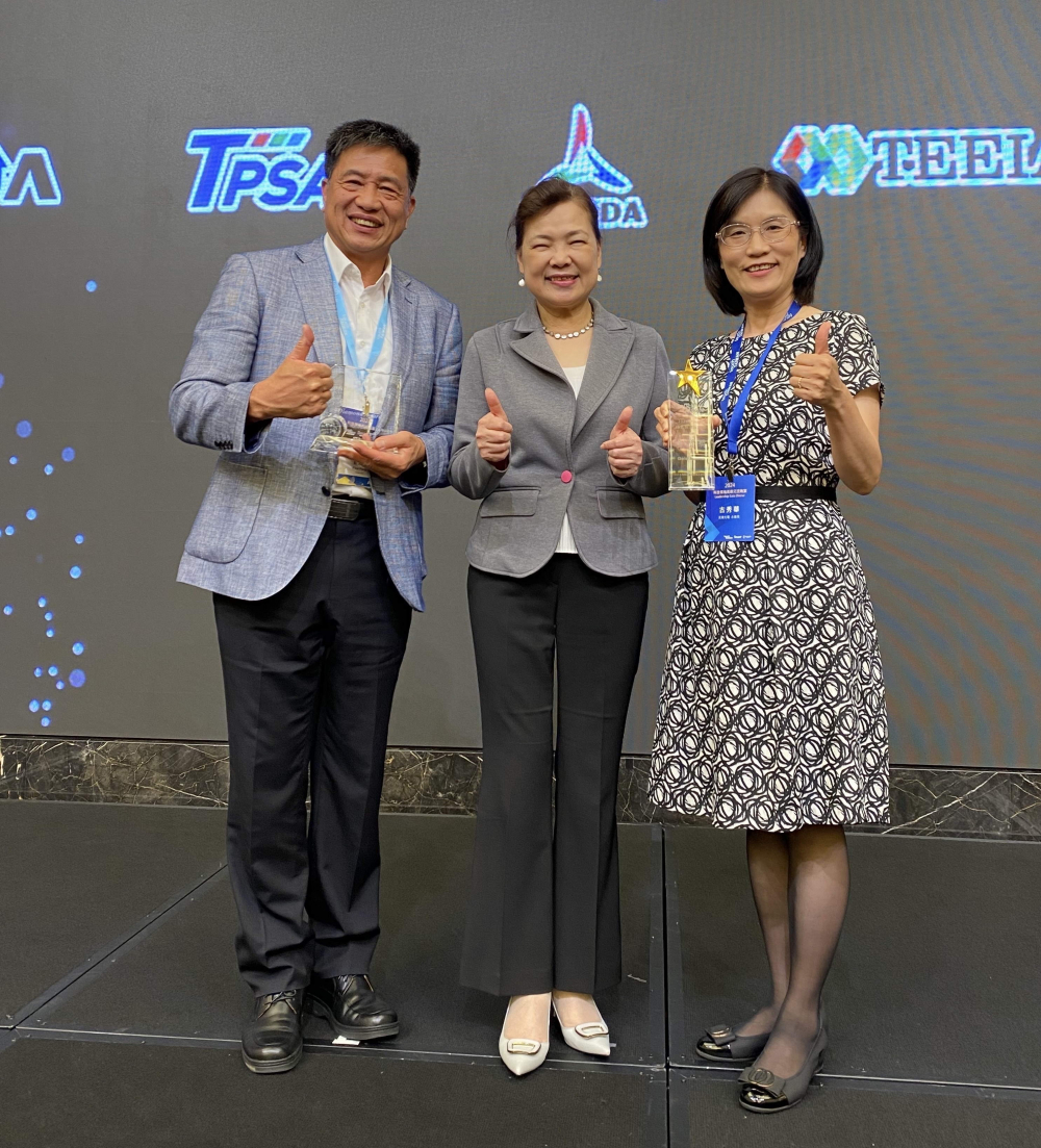 友達致力推動永續發展，於Touch Taiwan2024以3R策略貫穿Display、ESG展位實現綠色展覽目標之成果，Display展位獲綠色裝潢設計鑽質獎最高榮譽，ESG同獲金質獎殊榮。由經濟部長王美花（中）親自頒予友達光電董事長彭双浪（左）、友達光電永續長古秀華（右）