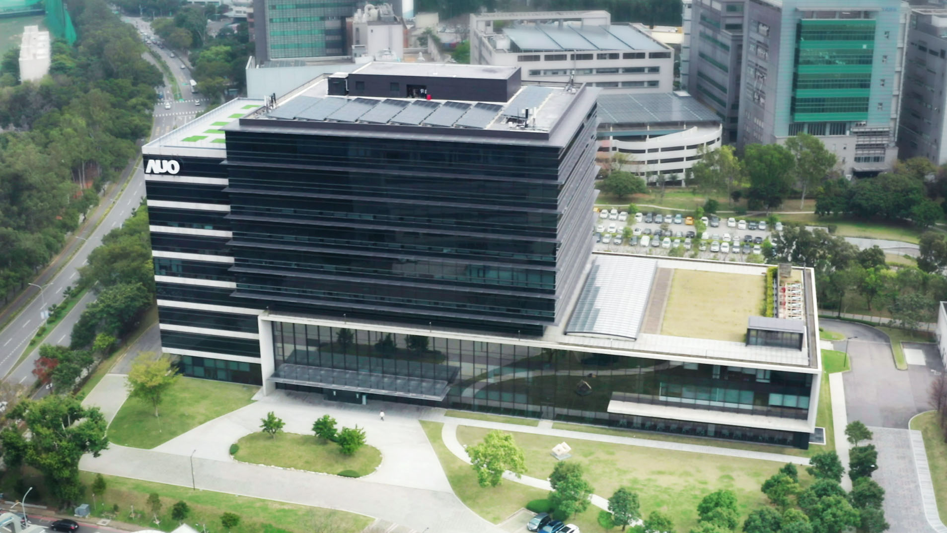 友達光電積極實踐永續作為，以「友達全球研發中心（Global Research Center，GRC）」總部大樓，通過ISO 14068-1:2023碳中和管理標準查證，並承諾於2030年實現台灣所有辦公據點均朝此目標邁進