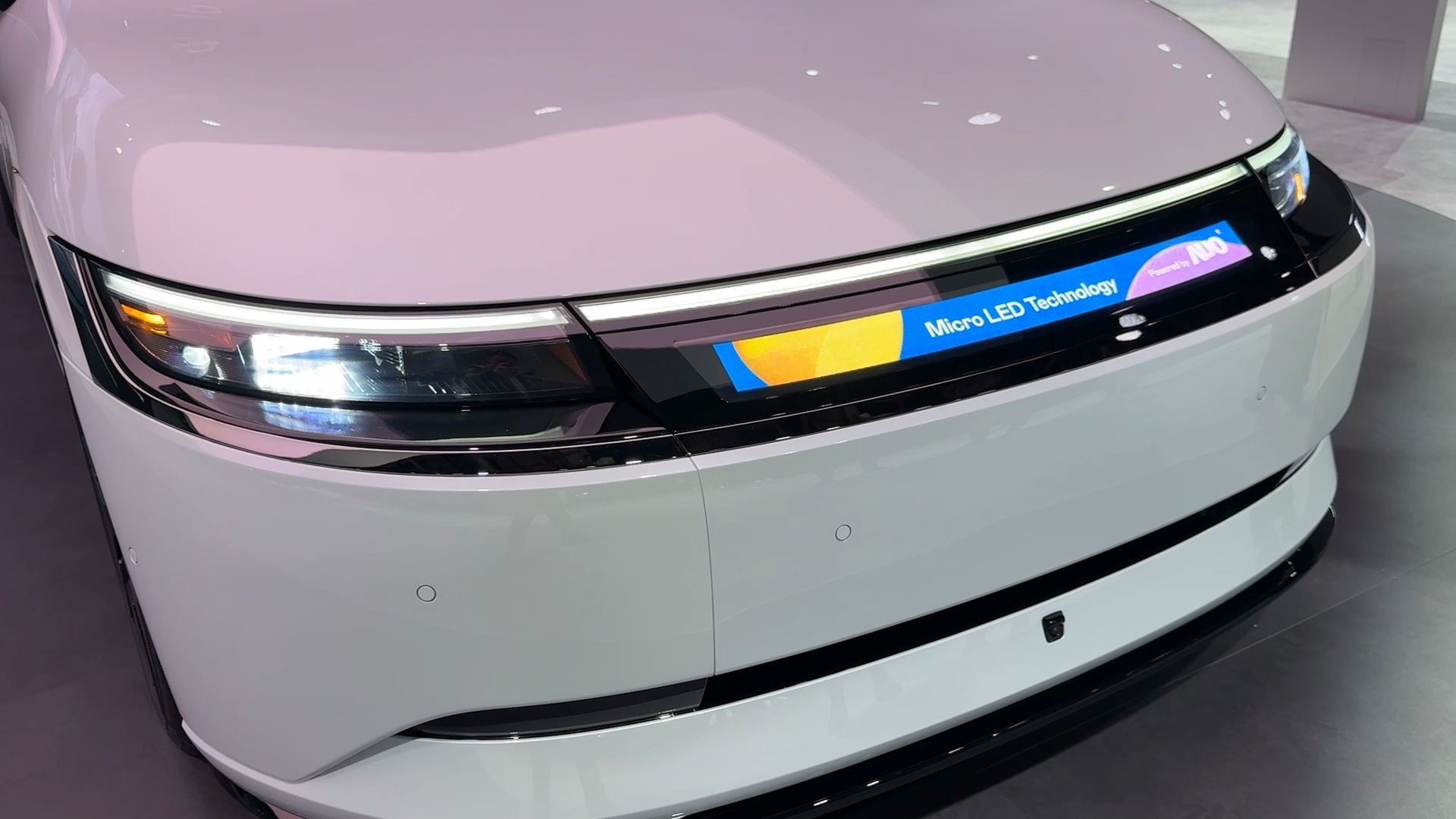 友達Micro LED車頭顯示解決方案擁有高對比度、高亮度、高解析度和超廣視角等特性，可以清晰顯示充電狀態、車輛資訊並展現車主個人化的主題風格、影片文字等內容，革新了人與車的互動方式。